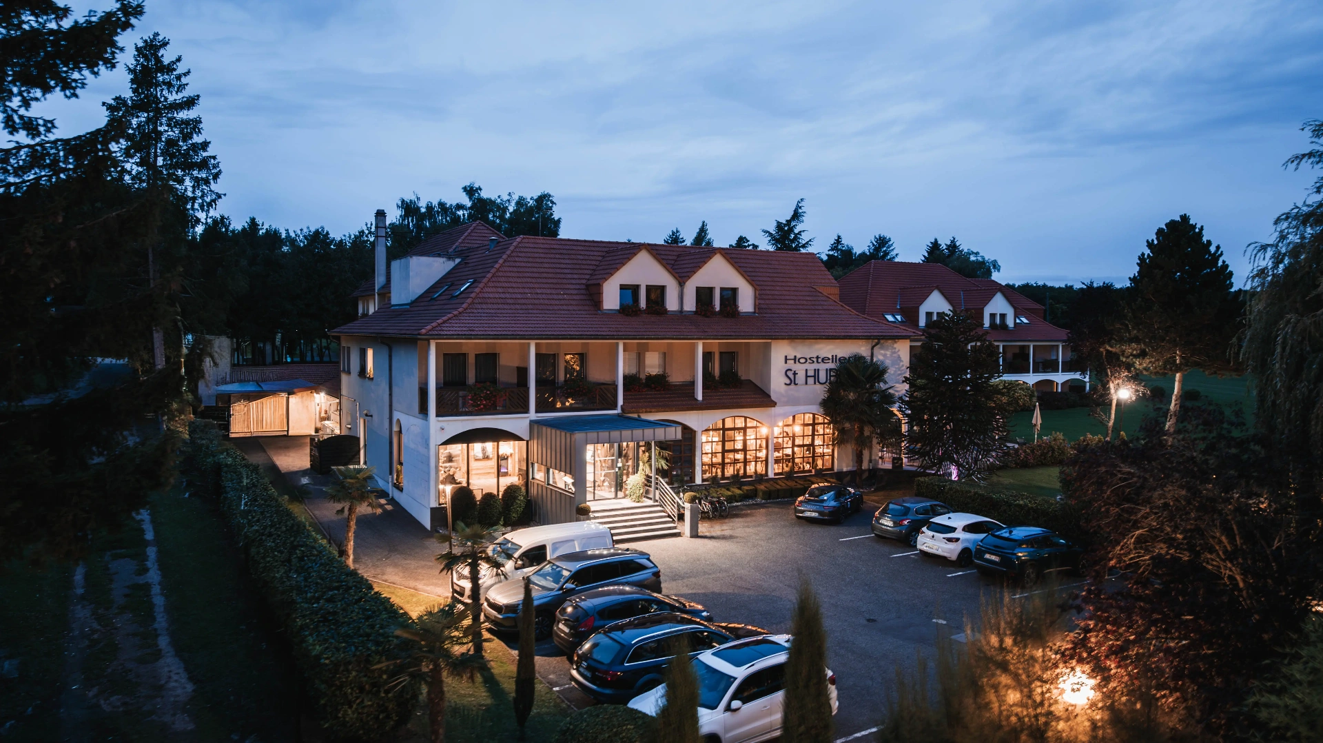 Façade de l'Hostellerie Saint Hubert au crépuscule