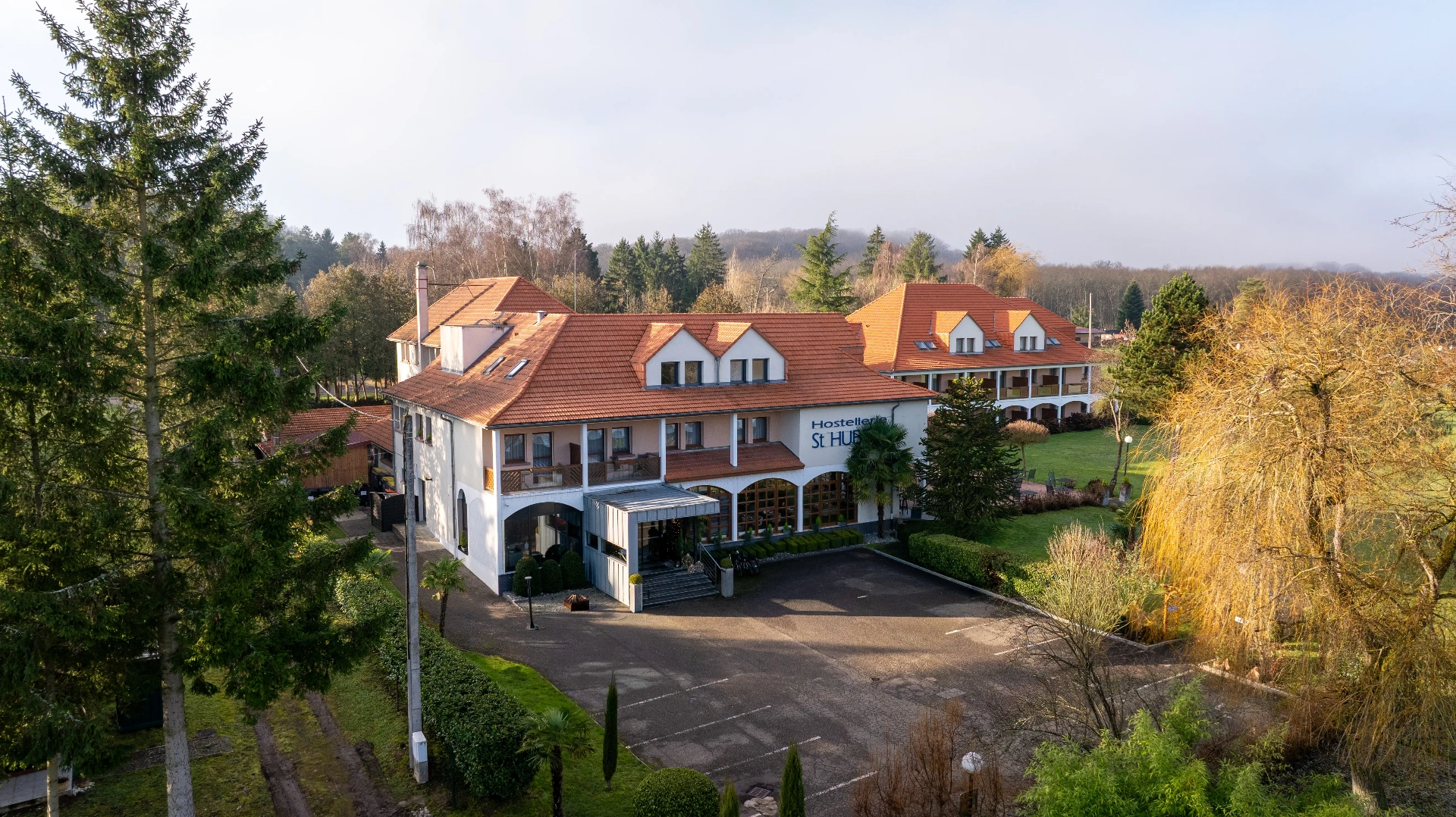 Hostellerie Saint Hubert — vue aérienne de l'hôtel