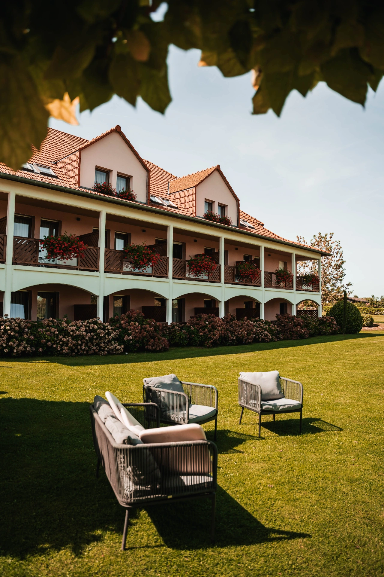 Jardin et façade de l'Hostellerie Saint Hubert