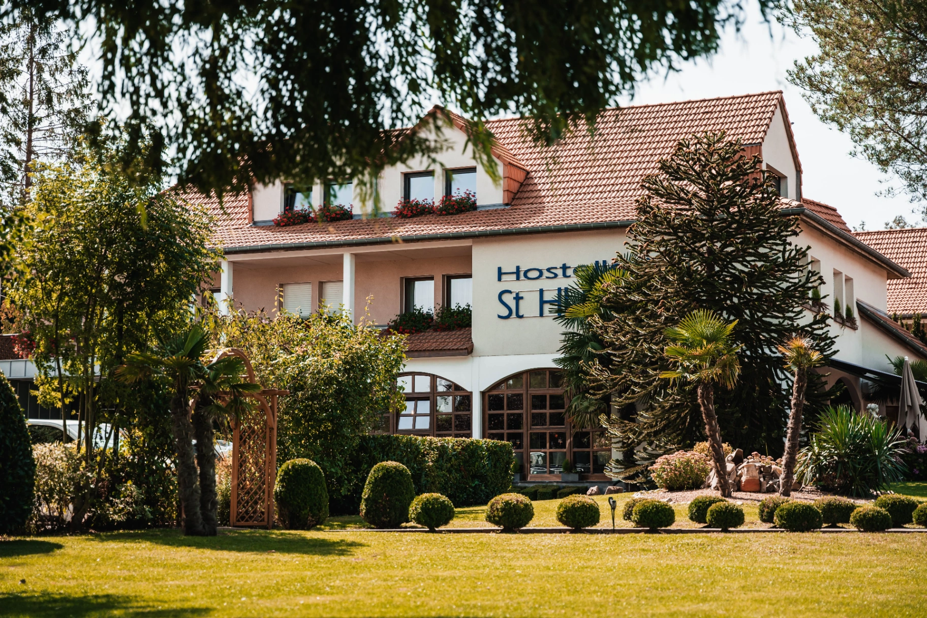 Hostellerie Saint Hubert — façade et jardin
